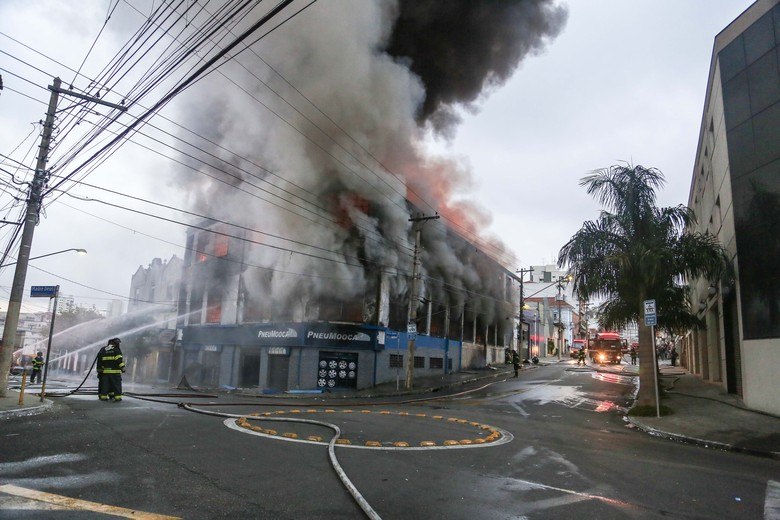 O incêndio que atingiu um prédio na Mooca, zona leste de São Paulo, na 
manhã desta terça-feira (21) fez com que três famílias deixassem suas 
casas. De acordo com o coordenador da Defesa Civil Municipal, coronel 
Jair Paca de Lima, ao todo, 17 pessoas foram para a casa de vizinhos e 
parentes.