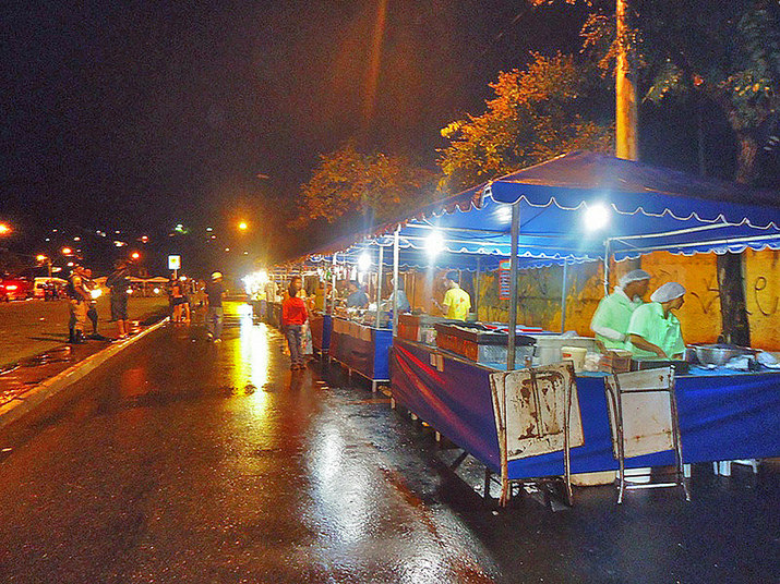 O capeta do Vilarinho - 
 Na região de Venda
Nova, em Belo Horizonte, um rapaz boêmio marca uma lenda folclórica
na cidade. Nos anos 50, sempre bem vestido, de chapéu e terno, o
homem aparecia nos bailes em casas noturnas da avenida Vilarinho e
encantava as moças que chamava para dançar. Um dia, por um
descuido, o jovem deixou à mostra um par de chifres que saía
de sua testa. A gritaria tomou conta do local e vários homens saíram
atrás da figura monstruosa. O dançarino que passou a ser chamado de
'capeta do Vilarinho' teria desaparecido no meio da neblina
da noite. 

