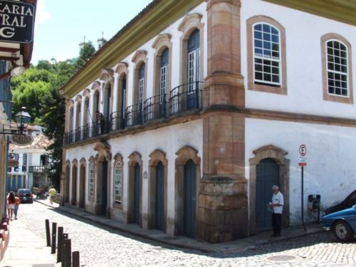 Fantasma de Ouro Preto - A 'alma penada' do famoso inconfidente, o poeta e advogado Cláudio Manoel da Costa, morto em 1789, é alvo de várias histórias contadas por moradores de Ouro Preto, na região central de Minas. O fantasma seria visto sempre vagando pela Casa dos Contos, antigo local de pesagem de ouro do século 18. O mistério sobre se sua morte foi suicídio ou assassinato (nos autos da Devassa é afirmado como suicídio) alimentam ainda mais o imaginário da população que acredita na lenda mal-assombrada