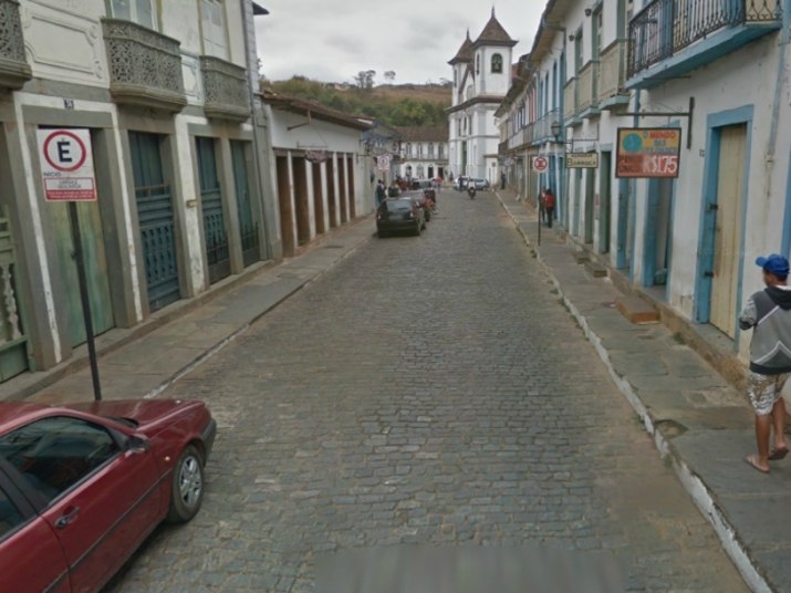 A mulher da rua Direita - Na cidade de Mariana, na região central de Minas, uma alma penada de uma mulher é vista perambulando pela cidade à noite. Moradores e diversos turistas juram já ter visto a assombração na rua Direita. Segundo os relatos, a mulher aparece como uma andarilha, de roupas sujas e esfarrapadas. Mas ao se aproximarem do vulto, a figura se transforma em uma senhora bem vestida e cheia de joias. Pesquisadores do folclore da cidade histórica dizem que a crença é que a mulher seja uma senhora rica do século 18