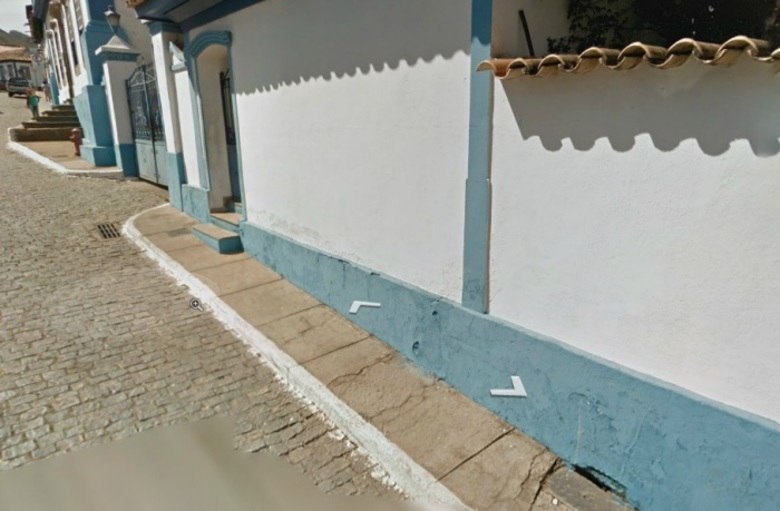 Procissão das Almas - A Prefeitura de Sabará, cidade histórica na região metropolitana de BH, guarda dezenas de casos arrepilantes que fazem parte do imaginário da cidade. O pesquisador Francisco Dário dos Santos conta que durante uma procissão uma senhora, conhecida como Dona Sinhá, estava debruçada na janela e ouvia uma estranha cantoria. Ela se espantou ao ver um homem alto oferecer uma vela acesa e pedi-la para que não deixasse a chama se apagar até o dia seguinte.  A idosa ignorou o pedido e, ao entrar em casa, apagou a vela, que se transformou em um osso humano. No dia seguinte, Sinhá entregou ao homem o osso. Ele disse que aquela seria a última vez que ela o veria. Um mês depois, a idosa morreu e, diz a lenda, que Dona Sinhá é vista na procissão da cidade todos os anos