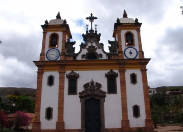 A noiva do Carmo - Os antigos contavam que durante um casamento realizado no século passado, na Igreja do Carmo, em Sabará, na hora de dizer o 'sim', a noiva caiu e morreu. Anos se passaram, e um operário que voltava do trabalho à noite, teria visto uma mulher vestida de noiva, em frente à mesma igreja. O estranho resolveu conversar com a mulher que disse que iria para casa. No entanto, ela entrou no cemitério do outro lado da rua e desapareceu. O homem entrou em pânico, gritou e assustou os moradores, que encontraram o vestido de branco sujo e rasgado em cima do túmulo de uma jovem