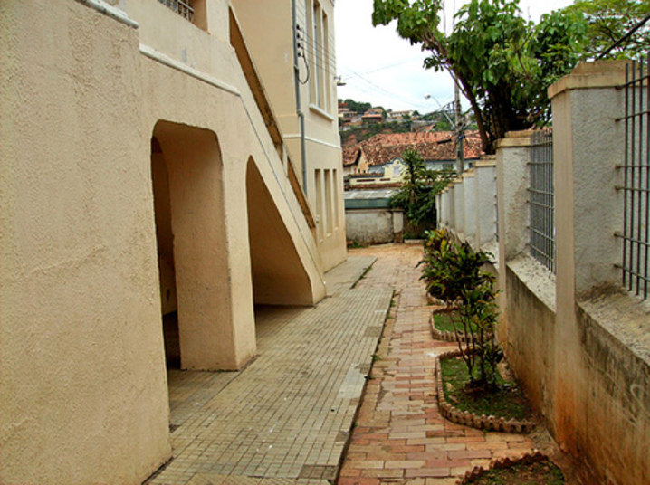 Professora 'zumbi' - Não há quem não se assuste em usar o banheiro na Escola Estadual Paula Rocha, também em Sabará. Uma história medonha afirma uma professora, morta há dezenas de anos, aparece para os estudantes que julga serem indisciplinados. A mulher costumava ameaçar os  alunos dizendo que quando morresse iria voltar do além para assombrar os bagunceiros. Após ser atropelada por um trem, no distrito vizinho de Roça Grande, a professora teria cumprido a promessa e aparecido como um zumbi no banheiro feminino enquanto uma aluna matava aula escrevendo um bilhete para o namorado