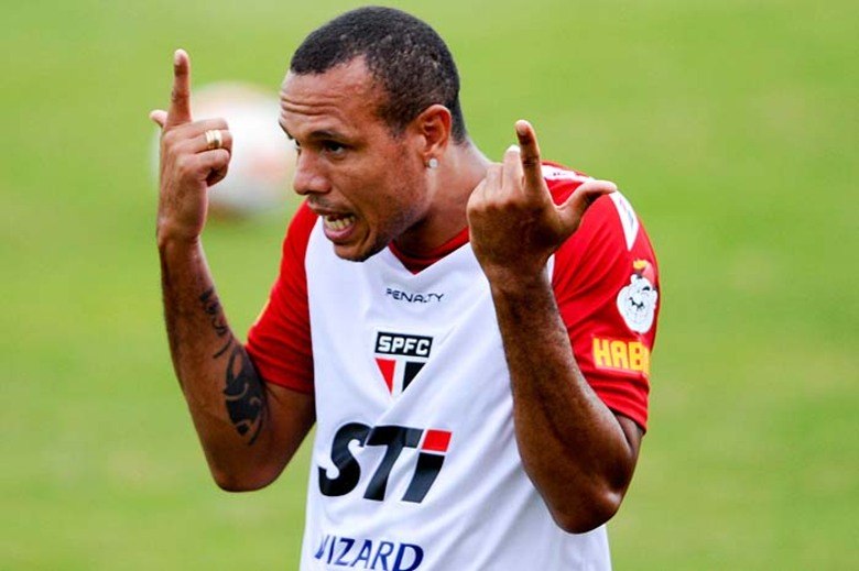 O início do Brasileirão está se aproximando e os clubes estão na corrida
 para reforçar os seus elencos. O Internacional de Porto Alegre está 
interessado no atacante Luis Fabiano. Rumores afirmam que o clube gaúcho
 já teria feito proposta para contar com o camisa 9 do Tricolor