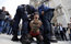 Ativista do grupo feminista Femen é detida durante manifestação em frente à catedral de Notre-Dame, em Paris. Com os seios de fora e com a mensagem "deixem os fascistas descansarem no inferno" escrita no corpo, a jovem protestava contra o suicídio praticado por um ativista de extrema-direita no dia anterior. O escritor e ativista se matou em frente ao altar da catedral depois de gritar palavras contra o casamento gay e a imigração