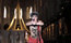 Ativista do grupo feminista Femen protesta contra o suicídio praticado por um ativista de extrema-direita no dia anterior, na catedral de Notre-Dame, em Paris. O escritor e ativista se matou em frente ao altar da catedral depois de gritar palavras contra o casamento gay e a imigração