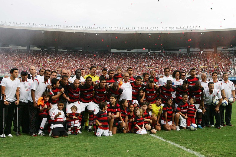 Se o Palmeiras vai ter que lutar para voltar à elite nacional, e o Corinthians já passou por isso, um seleto grupo de clubes não sabe nem o que é. Um deles é o Flamengo. O Rubro-Negro já conquistou o título seis vezes, nos anos de 1980, 1982, 1983, 1987, 1992 e 2009, e é um dos grandes clubes que nunca foi rebaixado para a Série B do Campeonato Brasileiro.  Comandada por Andrade, a equipe que tinha Adriano, Léo Moura e o polêmico goleiro Bruno foi a última a vencer a competição 