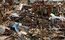 

Dois voluntários buscam pertences de moradores em meio aos escombros de um bairro inteiro destruído pela força do tornado de segunda-feira<br>
