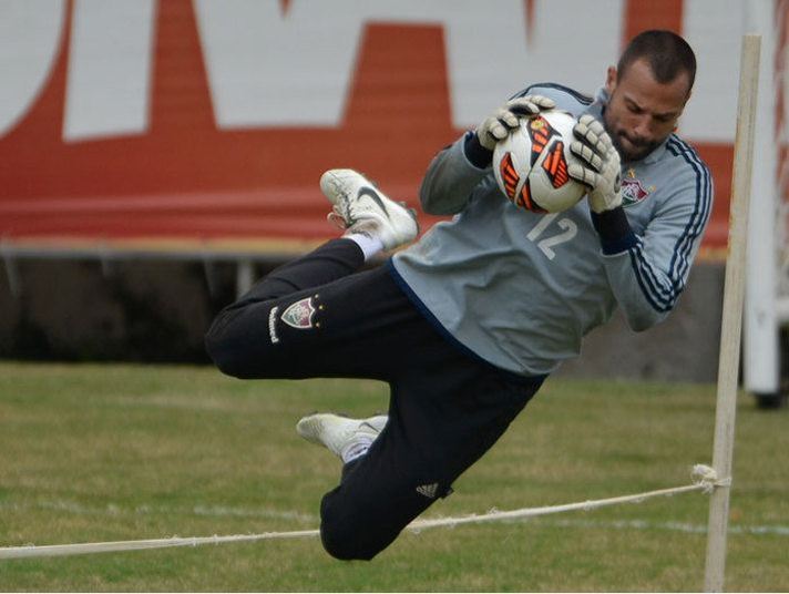 

O Campeonato Brasileiro está na quinta rodada do segundo
turno e, com isso, alguns clubes já começam a planejar a próxima temporada. Rogério
Ceni, do São Paulo, por exemplo, já disse que pretende se aposentar no final
deste ano. A provável saída do goleiro agita os bastidores do clube paulista. A
mais nova especulação para substituí-lo diz respeito a uma possível contratação
de Diego Cavalieri, atleta que atualmente defende o Fluminense e que foi
campeão da Copa das Confederações com a seleção brasileira em Junho. Confira
outras movimentações do mercado da bola a seguir

