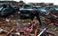 Enquanto vasculham os escombros em busca de pertences e de qualquer 
coisa que tenha sobrevivido ao tornado, que varreu o subúrbio de Moore 
na segunda-feira (20), os moradores e voluntários olham para o céu 
carregado de nuvens e relâmpagos — e temem o pior. Segundo a previsão do
 tempo, a vizinhança deve esperar mais chuva nos próximos dias 