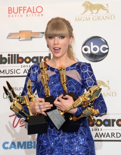 Taylor Swift coleciona prêmios, vendeu milhares de CDs e lota todos os shows que faz. No entanto, a bela não tem sorte no amor. Ela já namorou vários famosos como Joe Jonas, Taylor Lautner, Harry Styles, Jake Gyllenhaal e John Mayer, mas nenhum dos relacionamentos deu certo. Só que Taylor nunca fica em silêncio quando termina com alguém e adora escrever músicas sobre os ex. Por conta disso, a loira ficou com fama de recalcada nos EUA. Quando Taylor aparece com um novo affair, piadas como 'é a próxima vítima' e 'cuidado ou vai acabar no próximo CD' enchem as redes sociais. Tadinha!