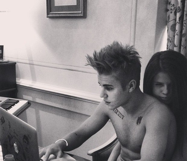 Justin até publicou uma foto antiga, em que está sentado no colo de Selena. Durante a premiação Billboard Music Awards, no último fim de semana, Selena encontrou o ex e eles ficaram conversando e sorrindo. As amigas de Sel, incluindo Taylor Swift, não gostaram nada disso. Veja aqui!
