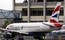 As duas pistas de aterrissagem do aeroporto de Heathrow, em Londres, foram fechadas após o pouso de emergência de um avião da British Airways com uma "falha técnica", informou a companhia britânica. <b><a href="http://noticias.r7.com/internacional/aeroporto-de-londres-fecha-suas-pistas-apos-pouso-de-emergencia-24052013">Saiba mais</a></b>
