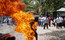 Monge budista coloca fogo no próprio corpo na cidade de Kandy, no Sri Lanka. Ele praticou a autoimolação em protesto contra o abate de bovinos no país, afirmou a mídia local