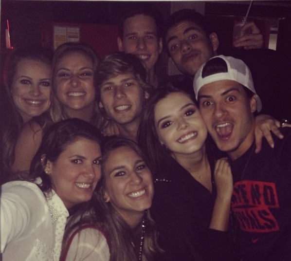 Por falar em Gi Lancellotti, a beldade teen ganhou uma festa surpresa de arromba de seus amigos! A teen ficou super feliz ao lado do namorado, Arthur Aguiar, e arrastou vários teens para sua comemoração. Caio Castro e Marina Ruy Barbosa estavam entre os convidados; veja mais fotos