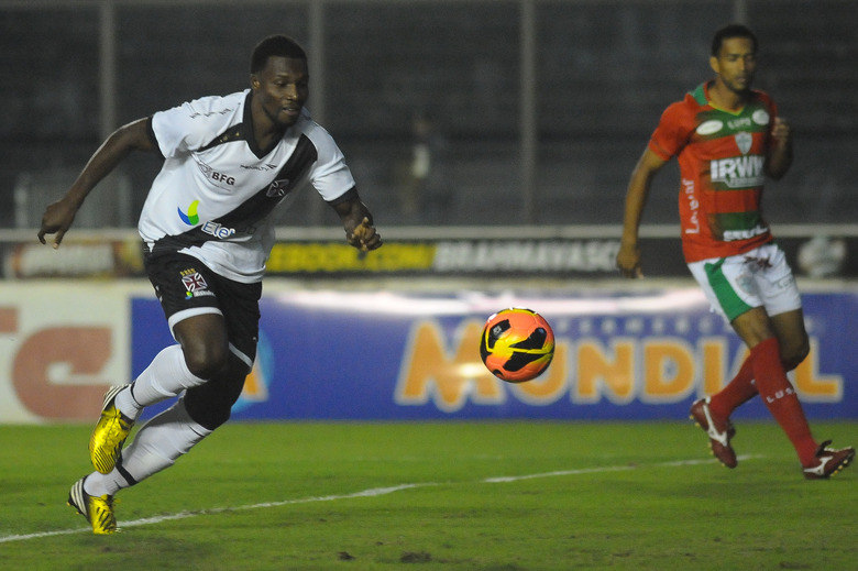 O veterano Carlos Tenório não chegou a cair de
vez nas graças da torcida do Vasco. Ainda assim, o equatoriano tem um salário de
R$ 180 mil