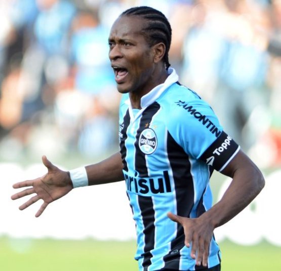 

O Palmeiras espera montar um time competitivo e que brigue
por títulos em 2014, ano do seu centenário. Pensando nisso, a diretoria
alviverde estuda as contratações dos meias Zé Roberto (foto) e Elano, ambos do Grêmio,
além do lateral-esquerdo Kléber, do Internacional. As informações são de
Ricardo Martins, comentarista do canal Fox Sports

