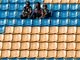 



Já para uma pessoa adulta acompanhada de uma criança, por
exemplo, que paga a meia-entrada do ingresso, o custo de acompanhar uma partida
de futebol das arquibancadas passa a ser, em média, 106 reais

