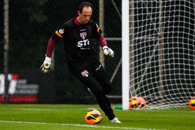 O dia também reserva sete jogos pela segunda rodada do Brasileirão. Recuperado de contusão, o goleiro são-paulino Rogério Ceni deve estrear na competição contra o Vasco. Jadson, com a seleção brasileira, é desfalque certo