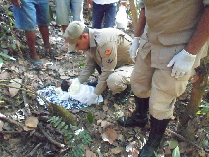 Uma bebê foi encontrada abandonada em uma fazenda de Niquelândia (GO). A menina foi achada no último domingo (26) e as fotos foram enviadas nesta semana pelo Corpo de Bombeiros