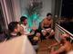 O 'prefeito bonitão' também aproveita as horas vagas para curtir os amigos enquanto conversam e bebem. Na legenda da foto, Leite escreveu: 'Com bons amigos aqui em casa!'