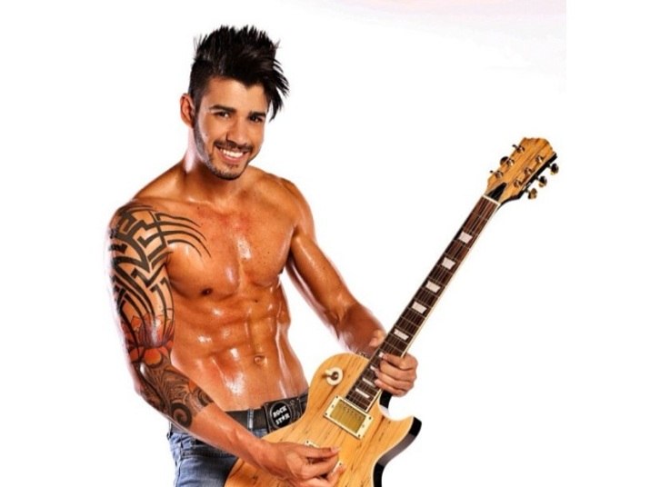 O cantor sertanejo Gusttavo Lima passou por transformações drásticas em 
seu visual. Antes franzino, o galã teen ficou bombado durante um tempo. Agora, ele voltou a ser mais magro, mas ainda bem definido. Veja como o corpo dele mudou ao longo do tempo clicando aqui!