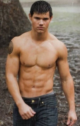 É claro que ele não poderia ficar de fora, né? Taylor Lautner é dono de um dos tanquinhos mais comentados do mundo! O ator americano causou quando apareceu assim nos filmes da Saga Crepúsculo. E aí? Você é #TeamJacob ou #TeamEdward?