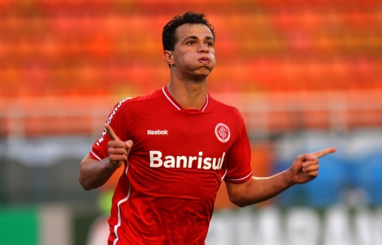 Leandro Damião, atacante do Internacional, é um dos mais cobiçados do futebol brasileiro. O jogador já despertou interesse de grandes equipes do futebol mundial, entre elas o Barcelona. O clube espanhol cogita contratar o atleta, que estará com o grupo do Brasil que disputará a Copa das Confederações