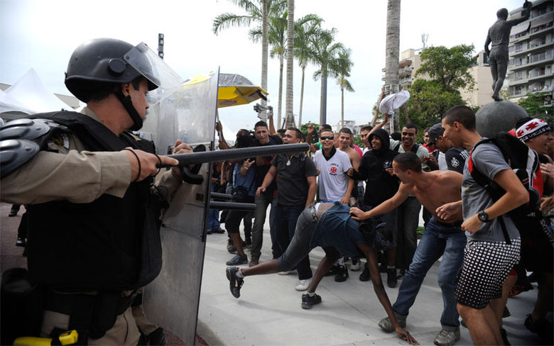 Equipados com escudos, cassetetes, roupas com proteção de borracha, armas letais e não letais, como granada de luz e som e balas de borracha, os militares mostraram uma tática em que liberam cachorros da raça pastor alemão contra os manifestantes