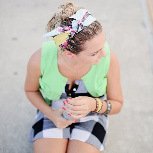 Estilosa, ela aposta em acessórios marcantes para completar os looks