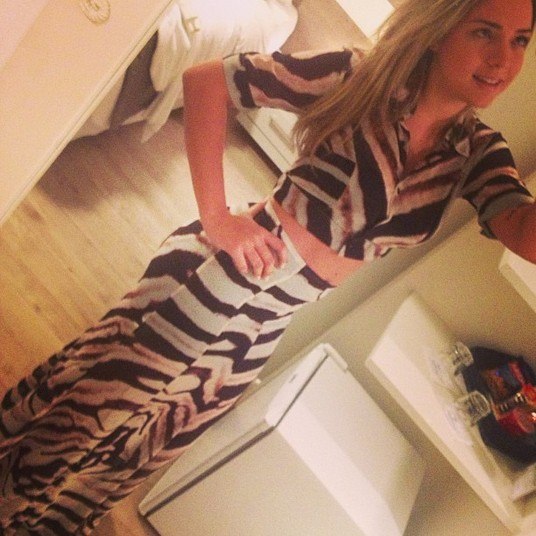 O conjunto composto por top cropped e saia de cintura alta é sucesso em vitrines de shoppings e pelas ruas, mas o look de Carol ganhou mais autenticidade com a saia longa