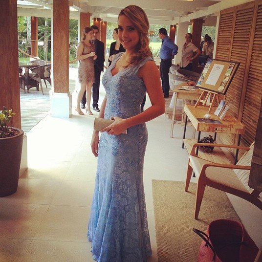 No casamento do jogador Paulo Henrique Ganso, do qual foi madrinha, Carolina arrasou com um longo azul levemente decotado. A peça valorizou as curvas da loira com elegância e discrição