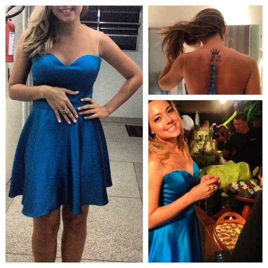 De vestido azul com saia evasê e decote coração para uma festa