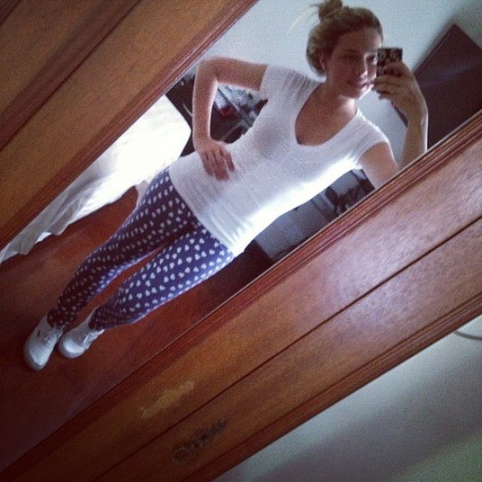 Fofura até no look básico: a calça estampada de Carolina tem coraçõezinhos