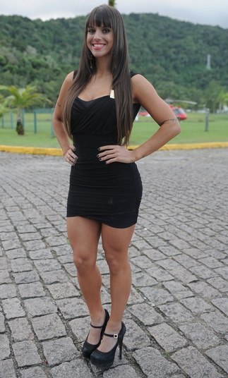 A panicat Carol Dias poderia estar bem vestida, se estivesse em uma balada. Mas o look todo preto e curtinho foi usado em um casamento durante o dia. Além da cor ser pesada para o horário, a ocasião pede tecidos nobres, e não malha com elastanoQuem usou o pior look de maio? Vote!