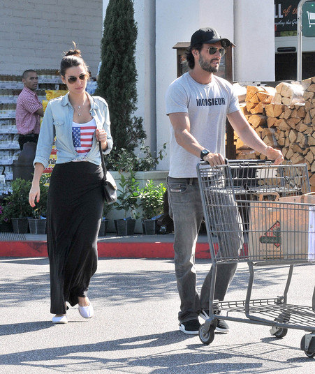 É oficial! Mel Fronckowiak e Rodrigo Santoro estão namorando! O mais novo casal foi clicado saindo de um supermercado em Los Angeles, nos Estados Unidos, nesta sexta-feira (31)