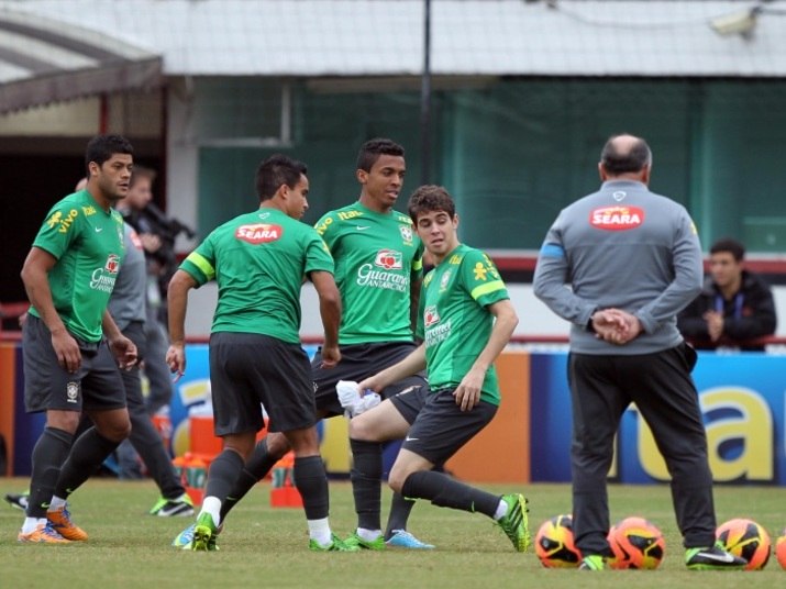 

A seleção brasileira segue treinando firme para o amistoso
deste domingo (2), contra a Inglaterra, no Maracanã, e para a Copa das
Confederações, que começa no dia 15 de junho. Na sexta-feira (31), o técnico
Luiz Felipe Scolari usou a sede do Flamengo, na Gávea, para testar os seus
comandados. E há novidades. Confira

