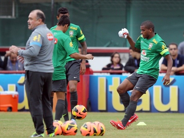 E foi justamente um dos atletas do Flamengo que fez o único gol do coletivo. Nixon, revelação da base do time rubro-negro, deixou a sua marca na vitória dos reservas por 1 a 0 sobre a equipe principal