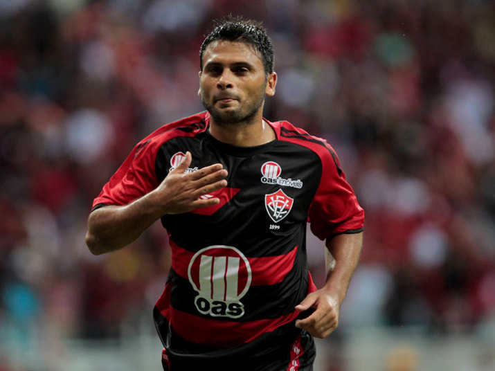 

Um dos principais atacantes desta edição do Campeonato
Brasileiro é o argentino Maxi Biancucchi. O bom futebol apresentado no Vitória pelo
primo do craque Messi, que está defendendo o Vitória, despertou o interesse do
trio de ferro paulista. Corinthians, Palmeiras e São Paulo pensam em trazer o
atacante de 29 anos para os seus elencos na próxima temporada

