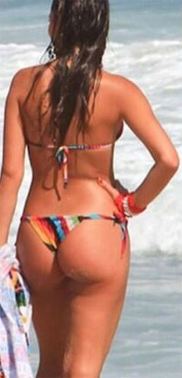 

O jornal destaca que
Marquezine ainda não foi para Barcelona — e que passou o dia na praia, como
mostram as fotos

