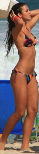 

Os biquínis brasileiros fazem
sucesso na Europa e as fotos destacam o corpo da atriz junto com a moda praia
brasileira, acrescenta Gustav Sarti. Confira


