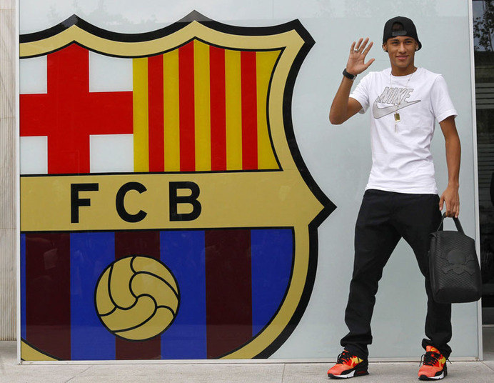 O jornal espanhol El Mundo publicou nesta segunda-feira (20) que o Barcelona desviou 38 milhões de euros (R$ 121 milhões) da contratação do atacante Neymar