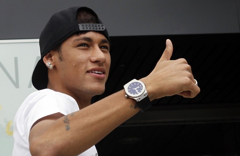 Além disso, o El Mundo também indica que Neymar recebeu há um mês 10
milhões de euros (R$ 32 milhões), não declarados, como luvas pela
transferência