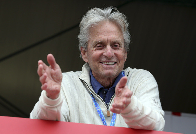 O ator americano Michael Douglas, diagnosticado com câncer
de garganta há três anos, admitiu que sua doença foi provocada pelo sexo oral.
A revelação foi feita em entrevista concedida ao jornal britânico The Guardian,
neste domingo (2). 
Para o oncologista Luiz Paulo Kowalski, diretor do Núcleo de
Cabeça e Pescoço do Hospital A.C. Camargo Cancer Center, em São Paulo (SP), o
número de casos de câncer na garganta decorrente do sexo oral desprotegido vai
superar o provocado por álcool e tabaco por volta de 2020.

— É uma epidemia que está começando.Para José Luis Bretos, fundador do NEO (Núcleo de Estudos Odontológicos), as taxas de incidência para câncer da cavidade oral relacionado ao HPV, como amígdala, base da língua e orofaringe, estão aumentando devido as mudanças 'no comportamento sexual'.— Na maior parte dos casos, quanto mais cedo é feito o diagnóstico, melhores são os resultados do tratamento