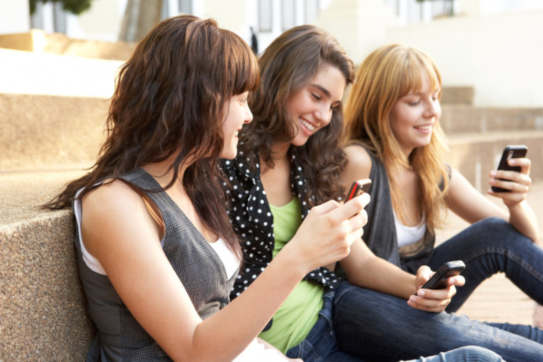 

Contato mais próximo com os amigos
Essa aqui é para lembrar quem tem medo de ser excluído do círculo
de amizades ao sair do Facebook. Lembre-se que mensagens via SMS, Whatsapp e
até a velha e boa chamada telefônica (mesmo usando Skype ou Viber) pode
resolver este problema. Além disso, com seus amigos fora da rede social, você
pode curtir baladas, mesas de bar e show com mais intensidade

 

