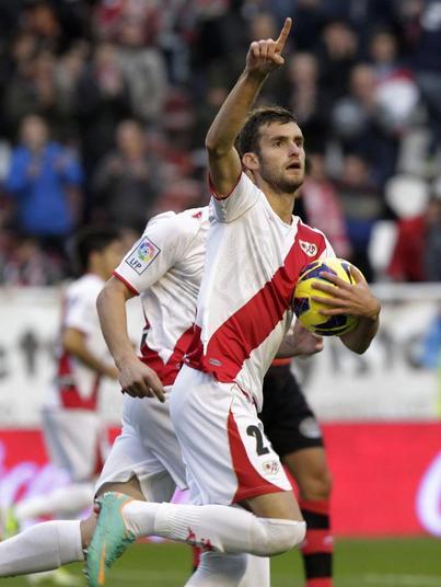 O jogador se destacou fazendo gols pelo Rayo Vallecano e agora terá a difícil missão de substituir Falcão Garcia, que foi para o Monaco, da França