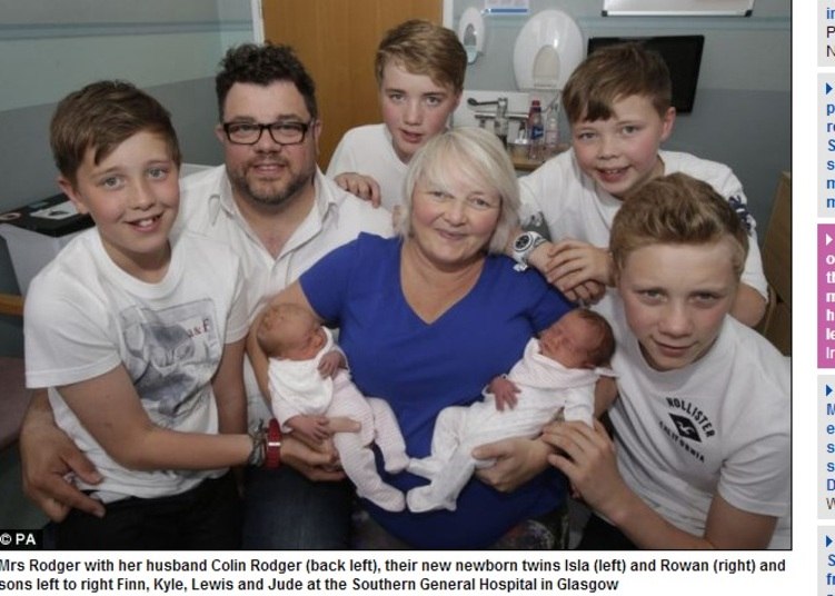 Para cuidar dos bebês, a professor da dança e seu marido, Colin Rodger, contam com a ajuda de Lewis e Kyle, 14 anos, e Finn e Jude, 12 anos de idade
