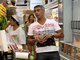 Quando não está na Câmara dos Deputados, Romário faz as tarefas comuns do brasileiro. Na foto, o ex-jogador faz compras em supermercado na Barra da Tijuca, no Rio de Janeiro. Só que ele costuma fazer isso de madrugada, quando há menos movimento