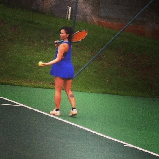 E ela também se dedica ao esporte favorito do marido Flavio Saretta, ex-tenista