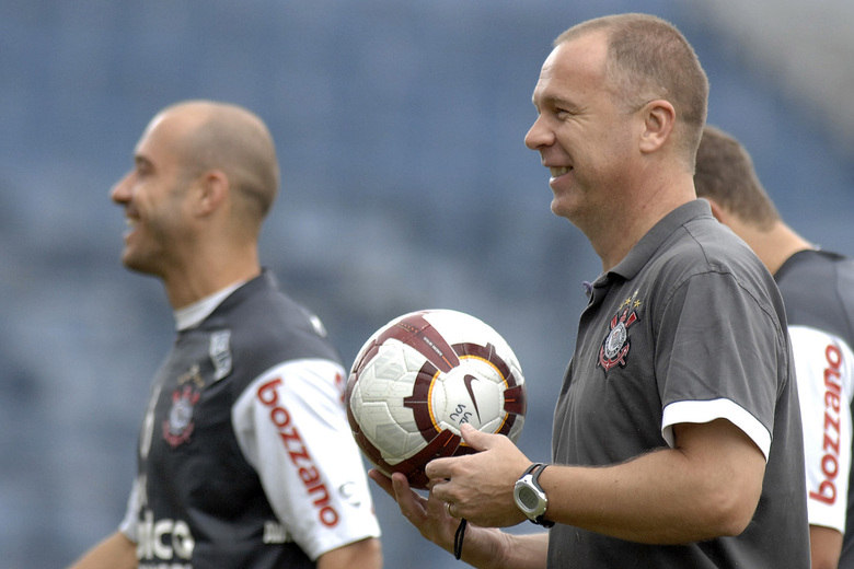 Para Mano, assumir o Corinthians seria como um retorno para casa, pois o treinador reencontraria jogadores que conhece bem, como lateral Alessandro
